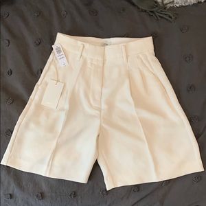 Never worn Aritzia linen shorts.